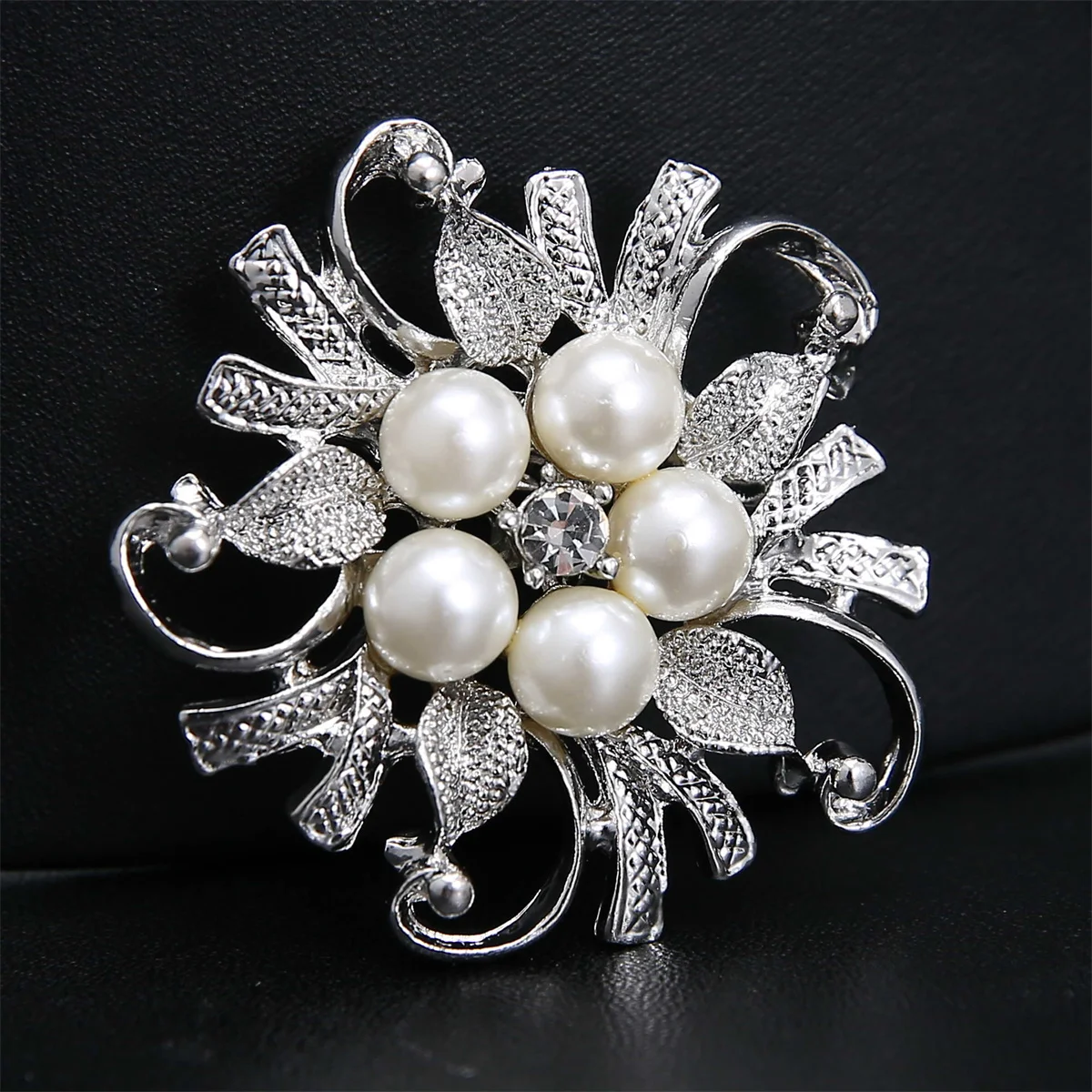 Brooches Exquisite Imitation Pearl Rhinestone Flower For Women Elegant Circle Wreath Leaf Lapel Pins Wedding Decoration Jewelry
