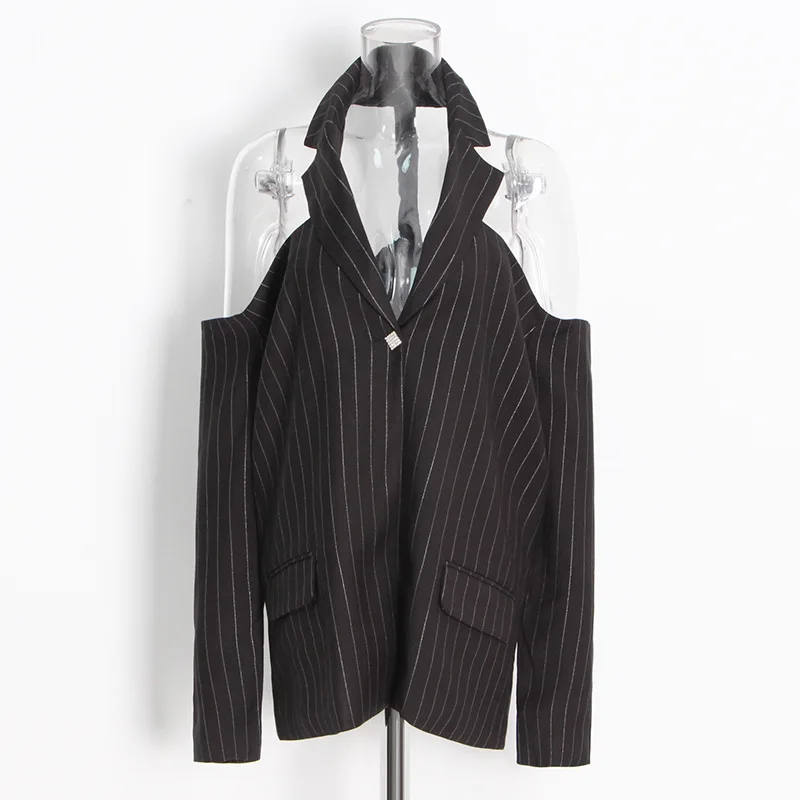 Рисунок 3 - Женский костюм с открытыми плечами