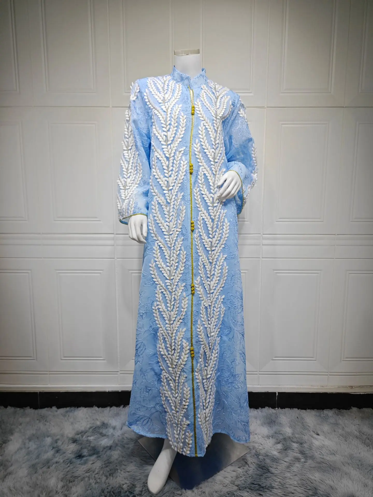 جلابية طويلة بتطريز بارز وقصة واسعة