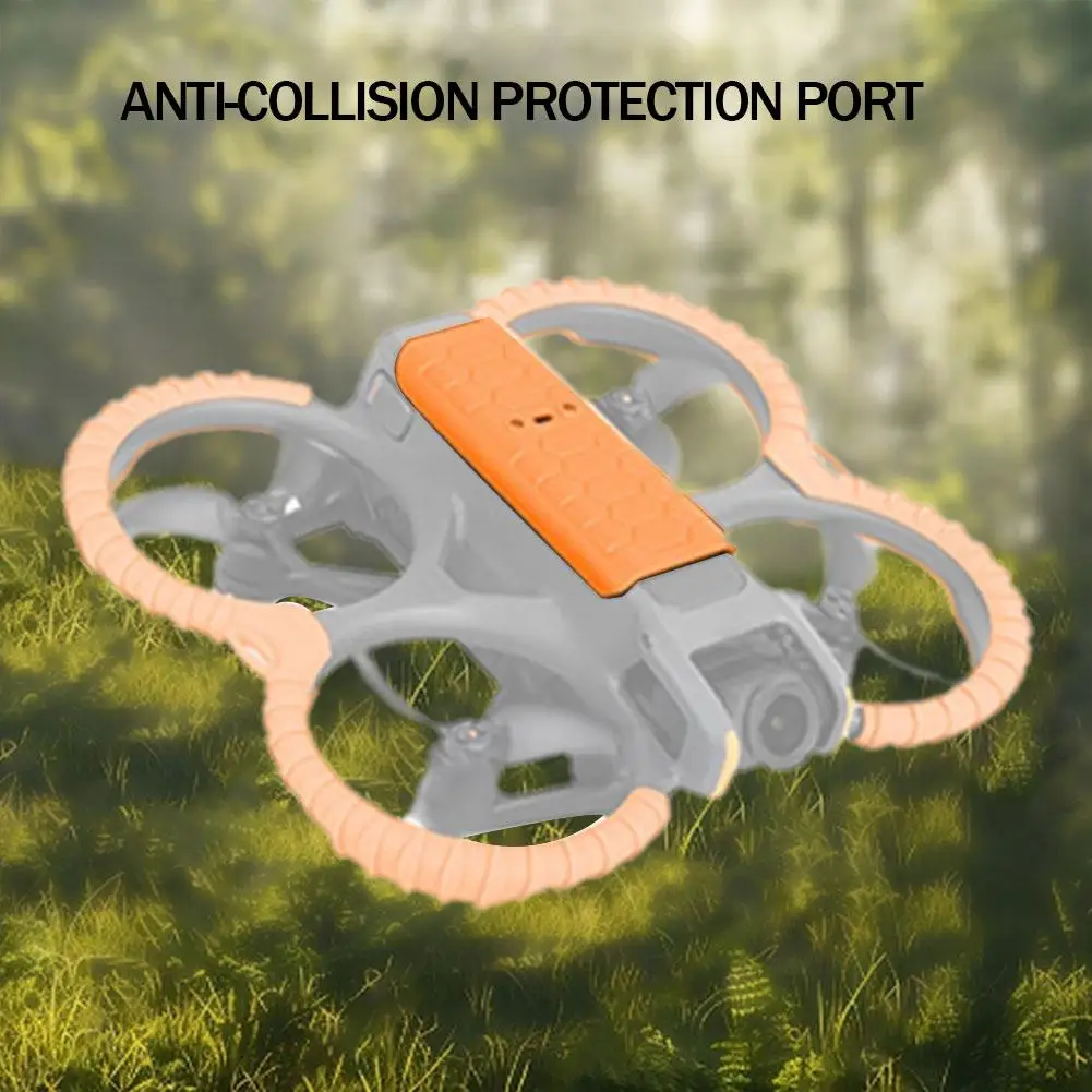 Plaque de protection arrière pour drone en TPU flexible, déformée à la main pour illustrer sa souplesse.