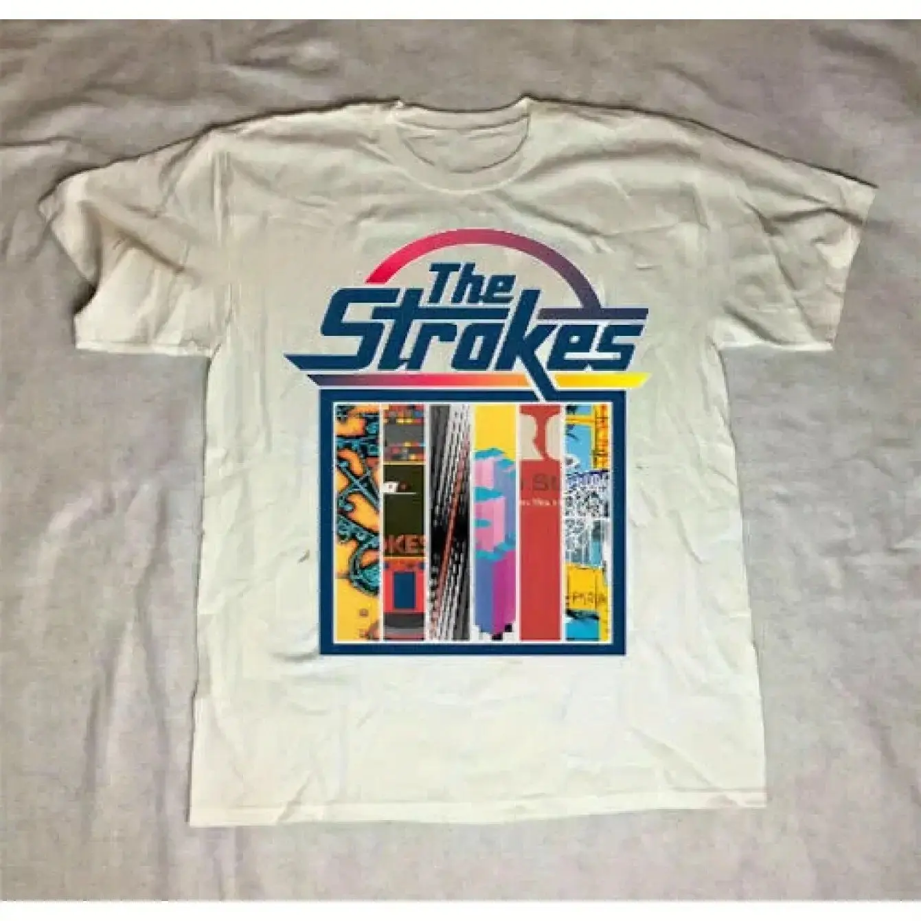 Herren-T-Shirt der The Strokes Band im Vintage-Stil der 90er Jahre mit offizieller Albumcover-Grafik und Is This It & Room on Fire Designs