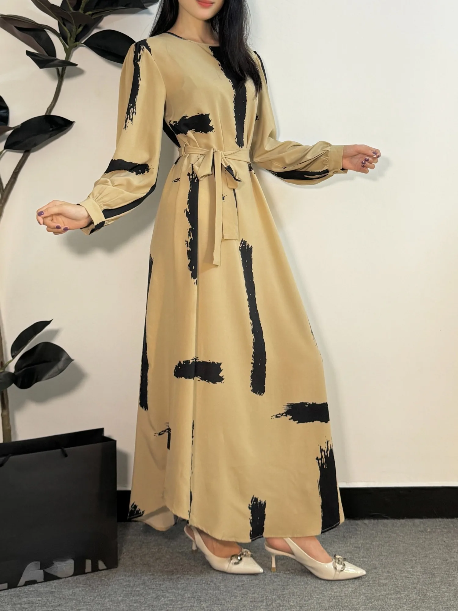 فستان طويل بنقشة عصرية – لون بيج مع تفاصيل سوداء
