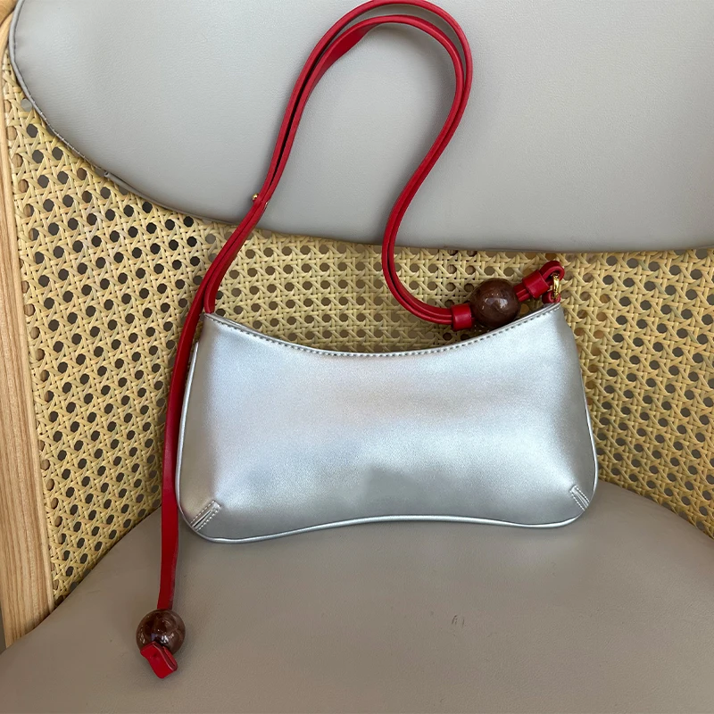 Sac à bandoulière simple en PU de couleur unie avec lettres en métal et perles pour femme, sac de fête polyvalent de petite taille_voghion.com