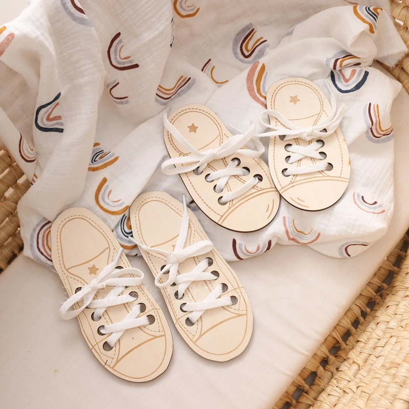 

Baby's birthday full moon gift, baby hands on wearing shoelaces and tying shoelaces puzzle toys, home decoration
