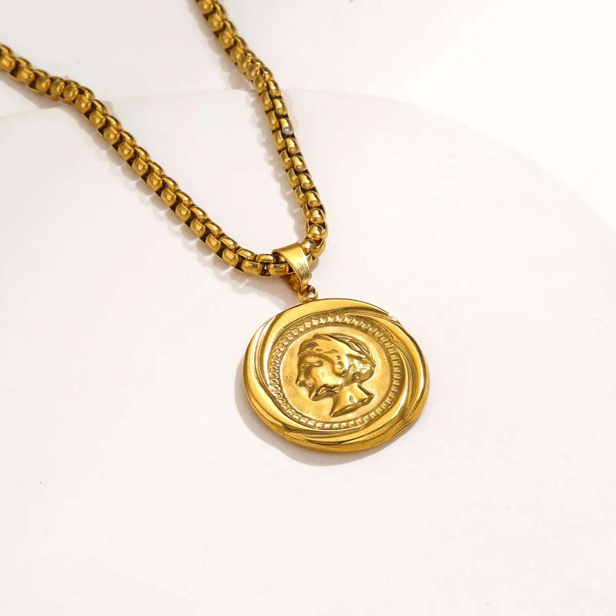 Stainless Steel Portrait Queen Elizabeth Coin Pendants Anti-Corrosion Small Round Pendant Charm Jewelry Accessories 2