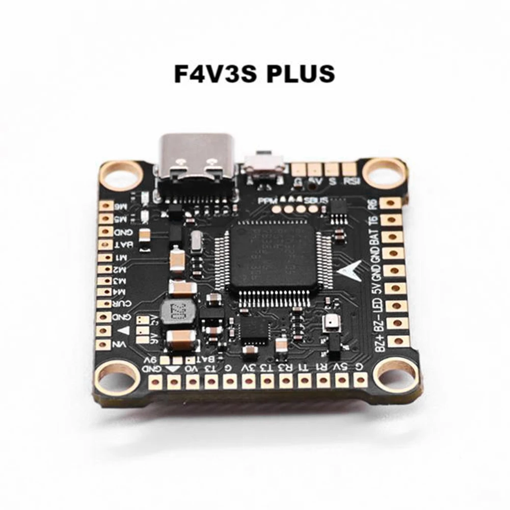 Gros plan sur le microcontrôleur du Contrôleur de vol F4V3S Plus, optimisé pour drones FPV Sp Racing F4/F7.