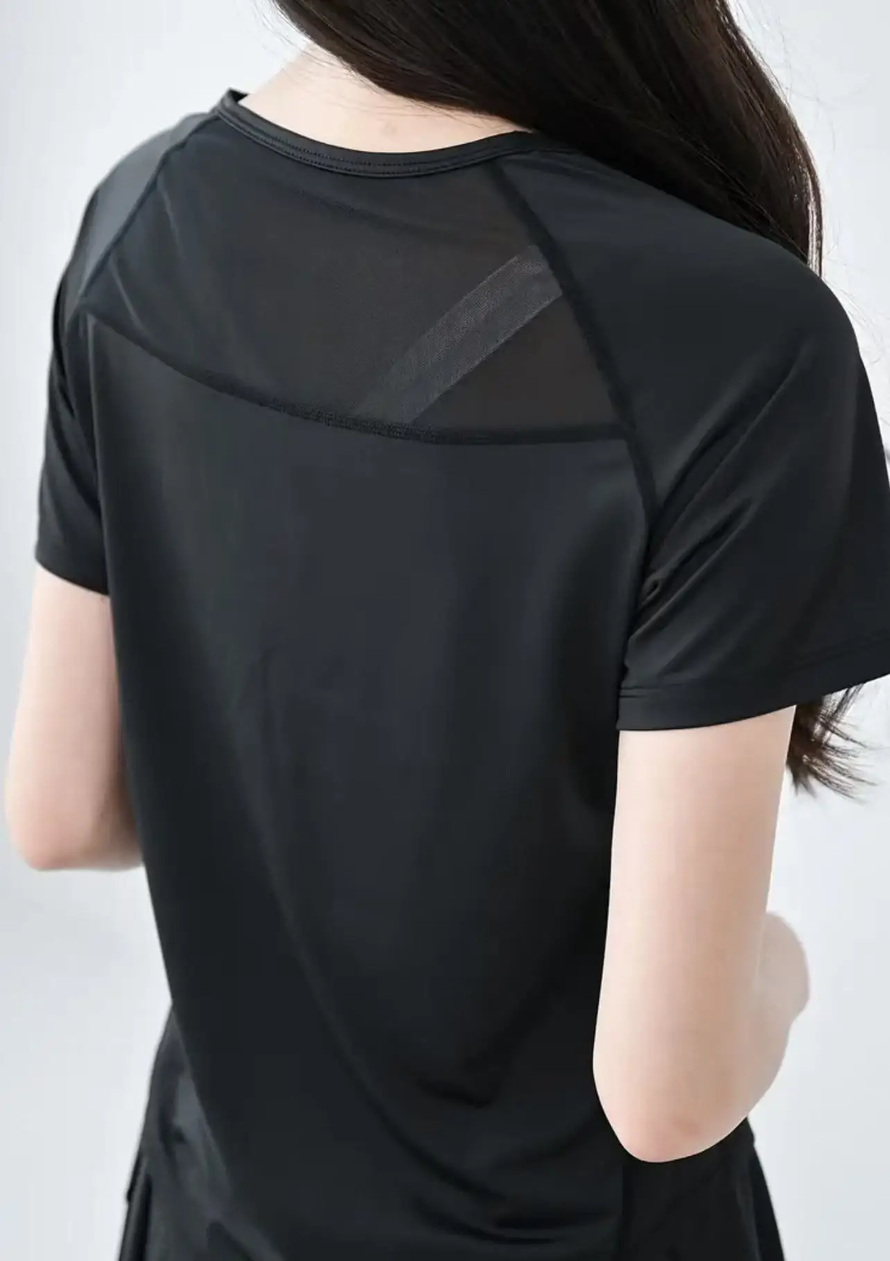 T-shirt sportiva da donna estiva traspirante con schiena scoperta - immagine 2