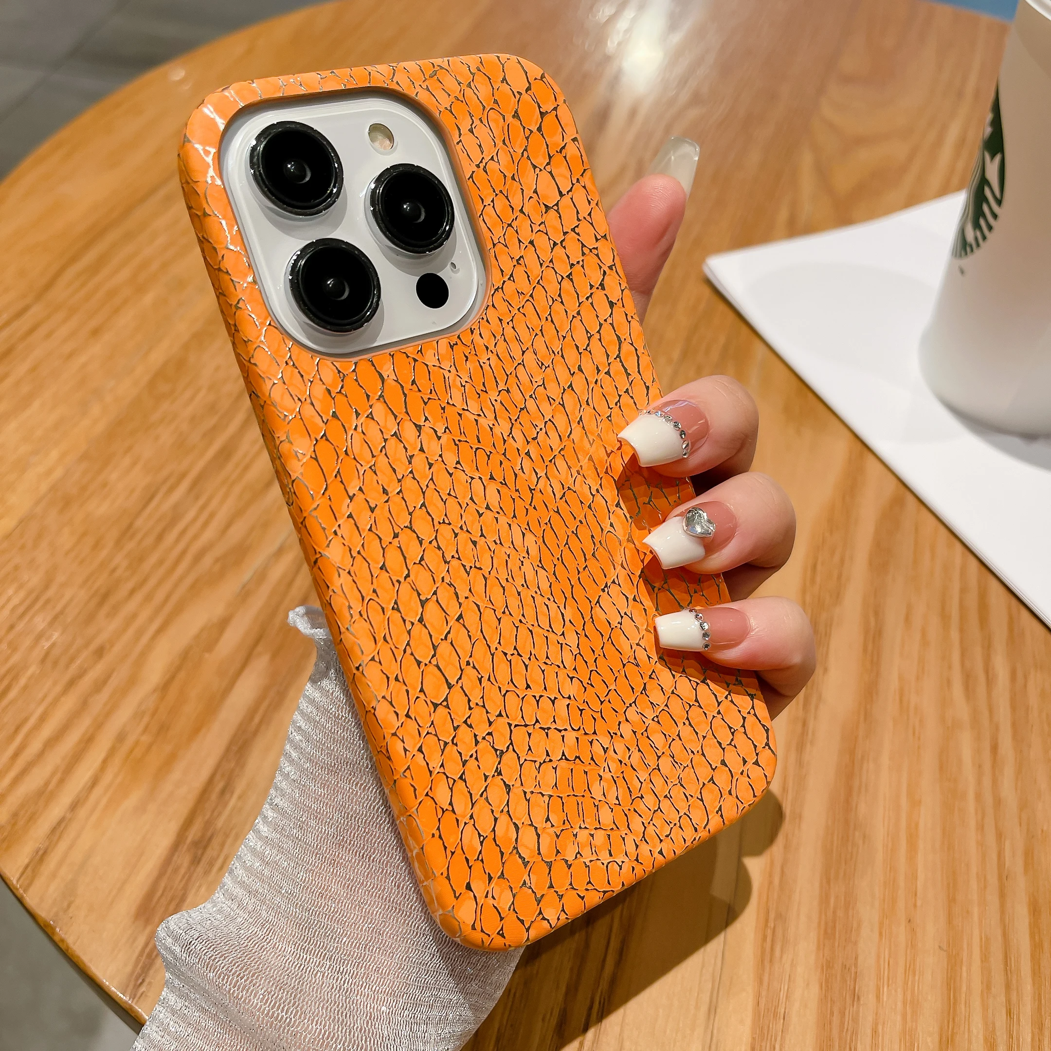 thumbnail image 1 of Funda de teléfono de silicona suave con textura de serpiente elegante y lujosa para iPhone 11 12 13 14 15 16 Pro MAX Plus X XS XR 8 Funda blanca y rosa, 1 of 5
