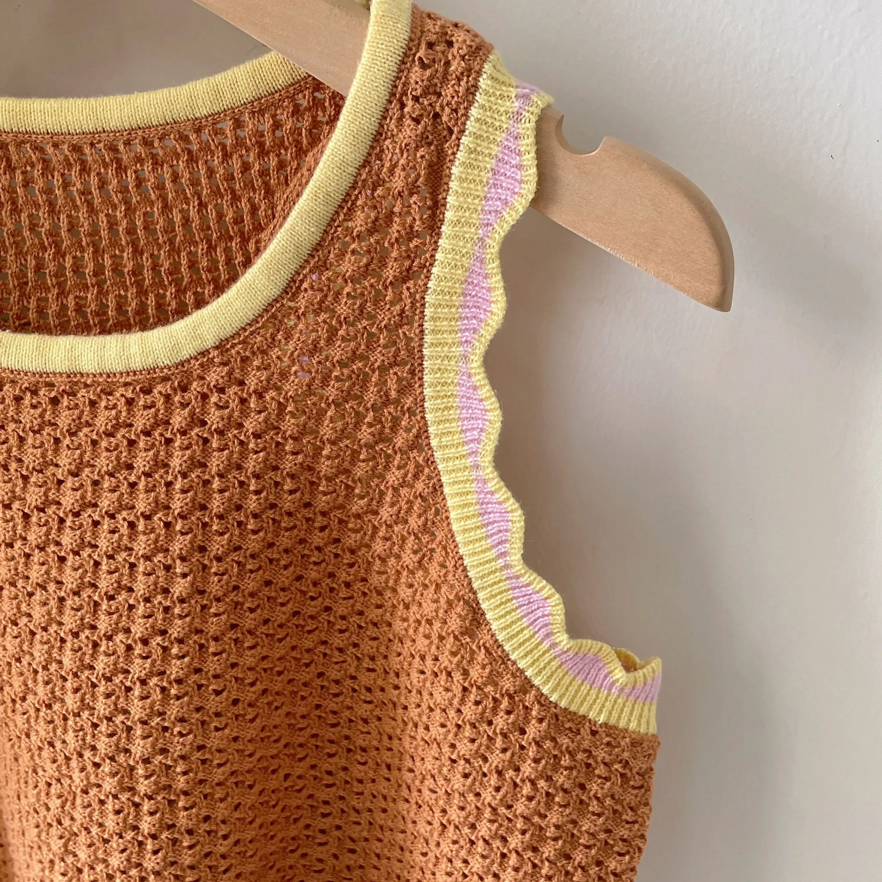 재고 있음 즉시 배송 아동용 스웨터 2025 복고풍 스타일 소녀용 투각 니트 스웨터 물결 모양의 자카드 긴 바지 세트