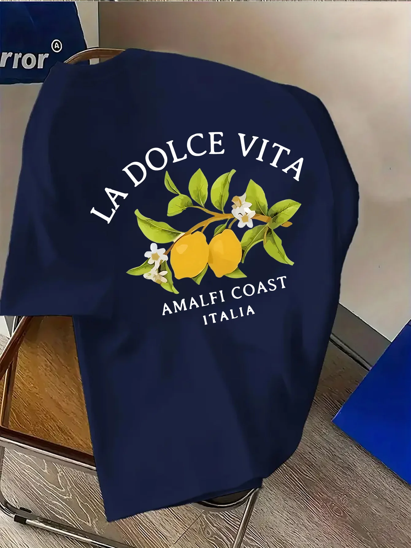 Amalfi-Küsten-Zitronenzweig-Druck mit La Dolce Vita Text auf 100% Baumwolle Herren T-Shirt, Ideal für Sommerurlaub und Freizeitausflüge