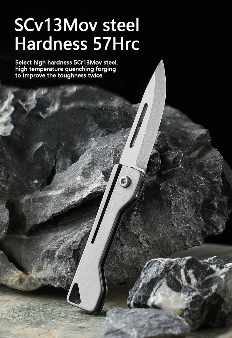 Cuțit utilitar văzut din lateral evidențiind profilul său subțire