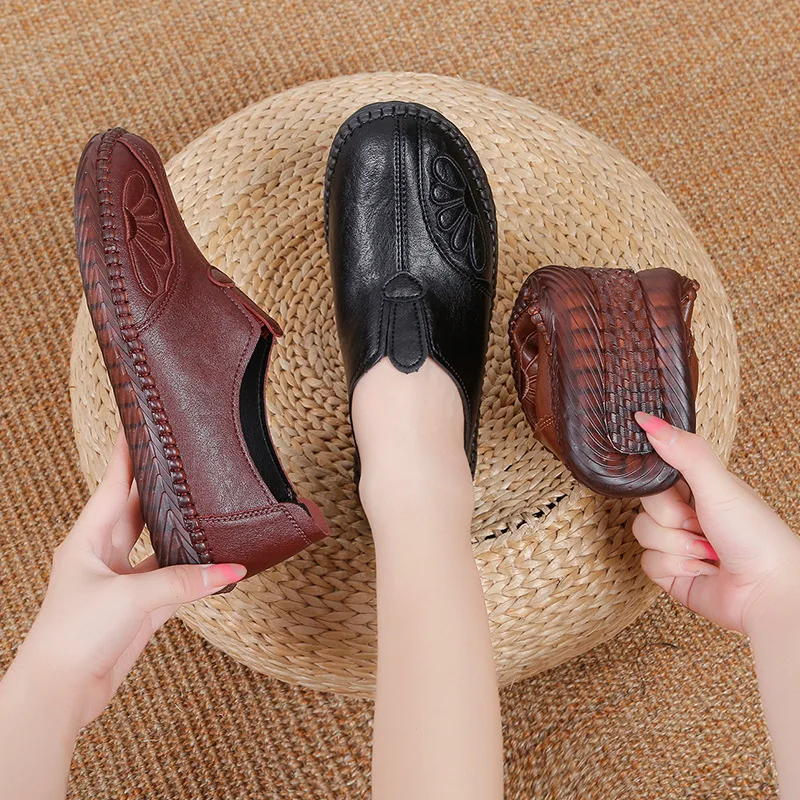2023 Spring Autumn Leather Women Casual Soft Bottom Comfortable Flat Shoes Femme Walking Slip On Flats Shoes Mother Shoes