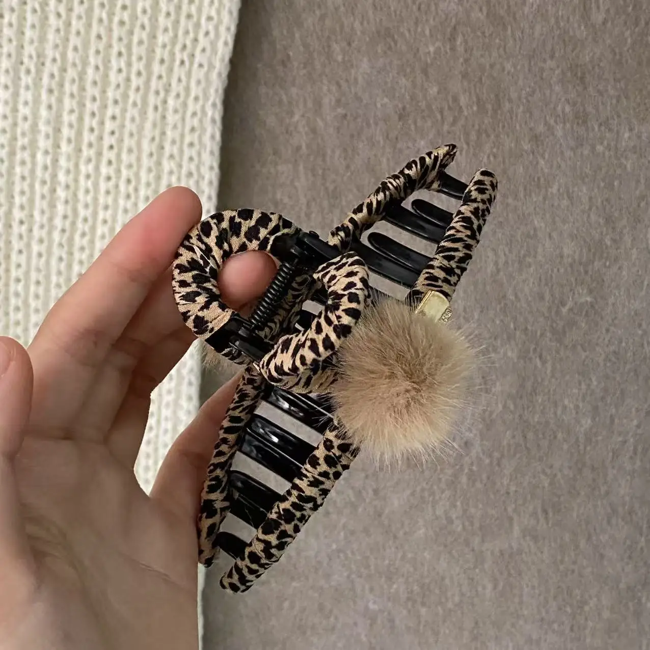 1PC Leopard Print Hair Claw Clip, Furry Pom, Large Non - Slip Hair Clip For Women, Trendy Y2K Hair Accessories For Daily Wear