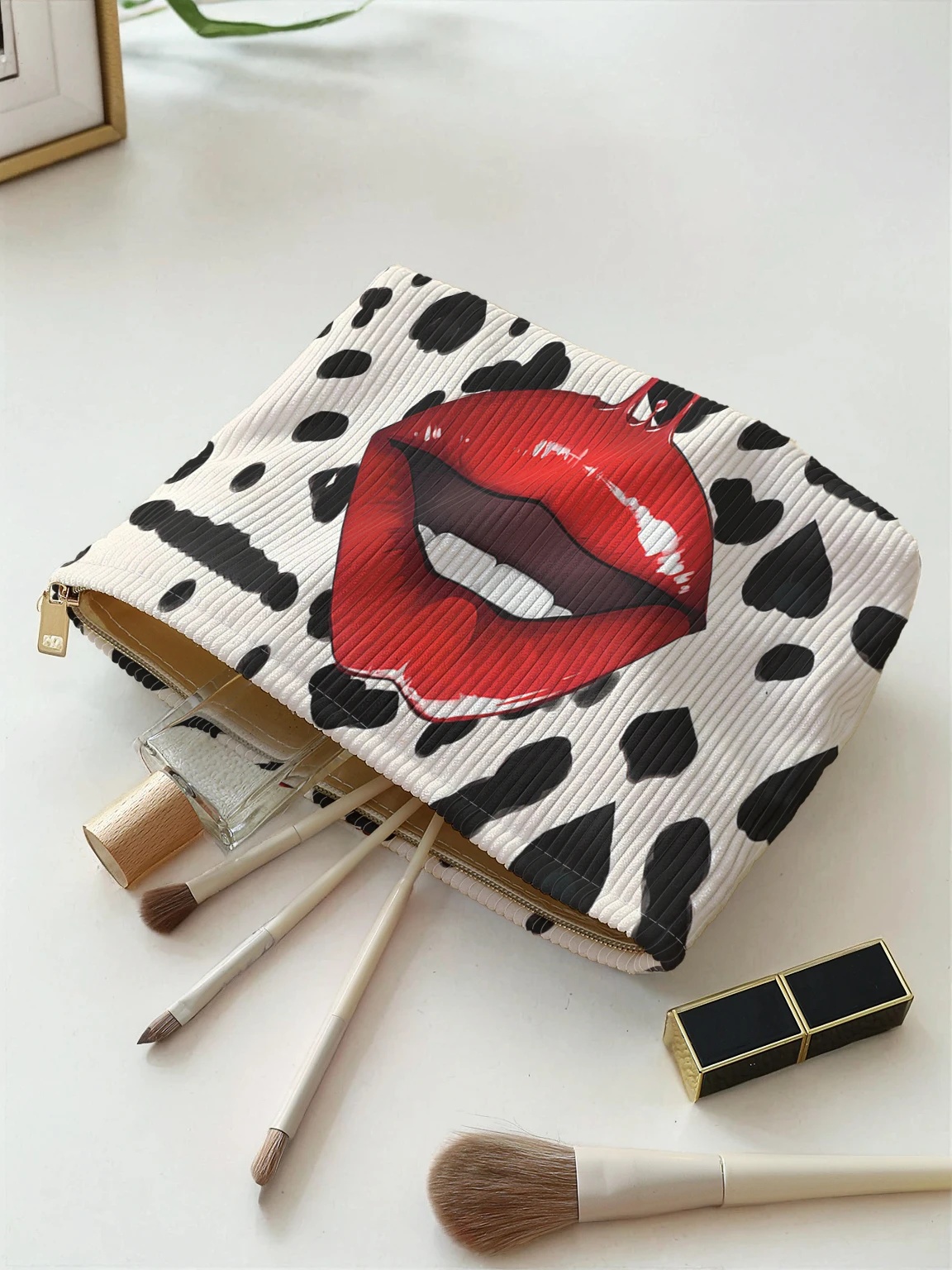1pc，Sexy lip pattern printed corduroy zipper makeup bag, lightweight and multifunctional cosmetic storage bag