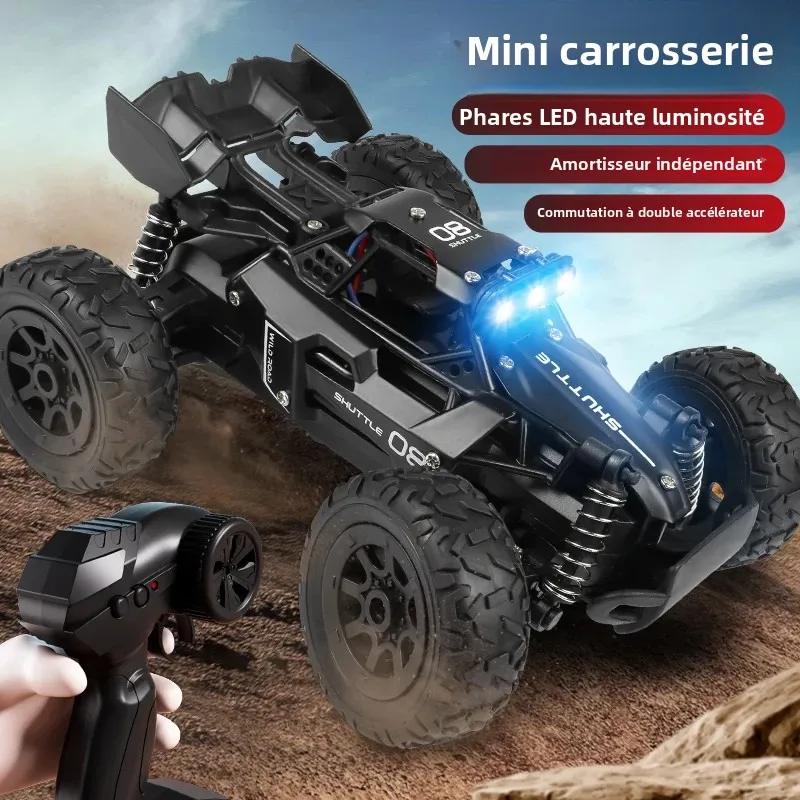 Vue de profil de la voiture RC haute vitesse en alliage 1:32 avec contrôle 5 canaux 2,4 GHz, double vitesse, suspension indépendante, éclairage multi-LED