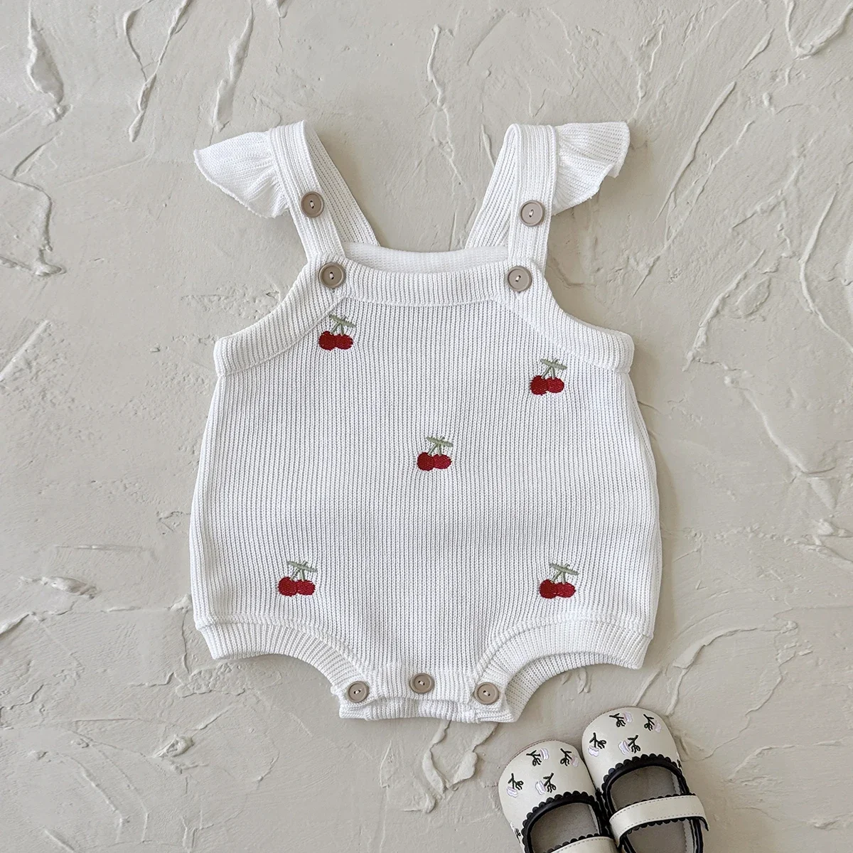 Herbst Neue Baby Kleidung Kirsche Gestickte Kleine Ärmellose Dreieck Crawler Kurze Krabbeln Anzug Nette Neugeborene Strampler – Detail 3