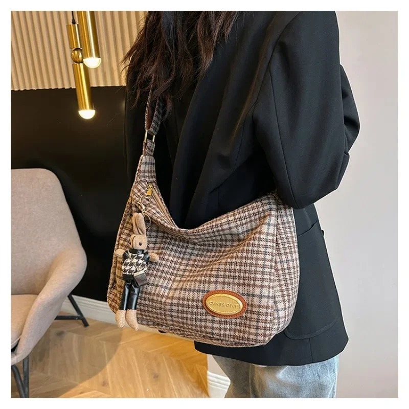 Nice Woolen Plaid Shoulder Bag for Women's 2024 New Retro Student Tote Bag Casual Large Capacity Shoulder Underarm Bag