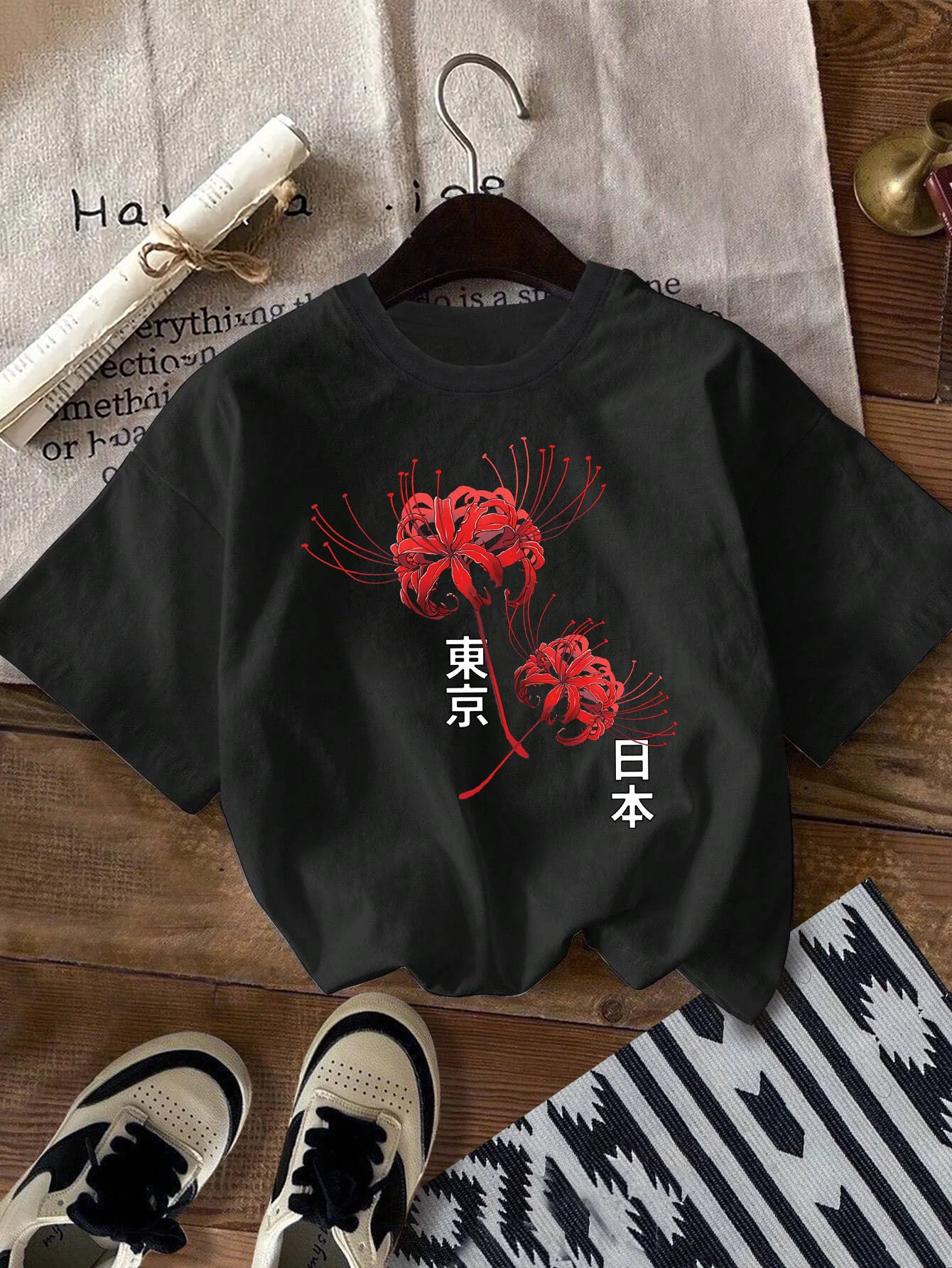 Japanisches Tokyo Red Spider Lily T-Shirt Higanbana Grafik-T-Shirt Anime Manga Ästhetik Harajuku Streetwear Mode Tops Unisex