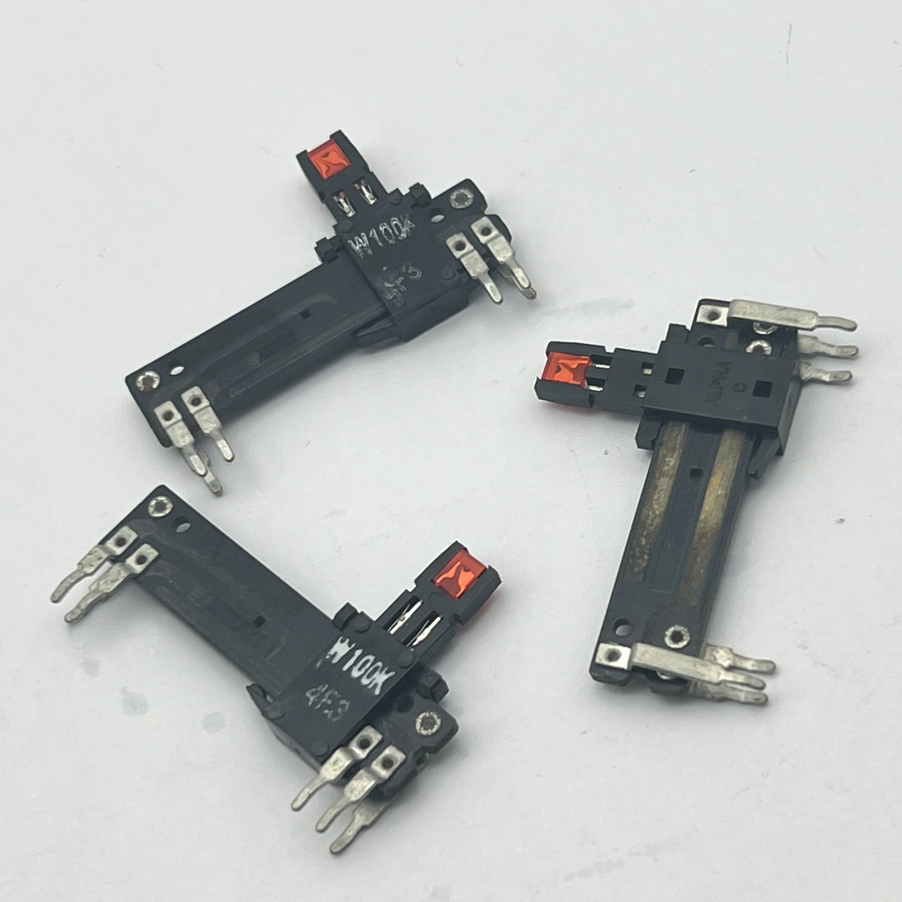 1 PCS 40mm straight slide slide potentiometer audio radio recorder recorder straight W100K with lamp with midpoint
