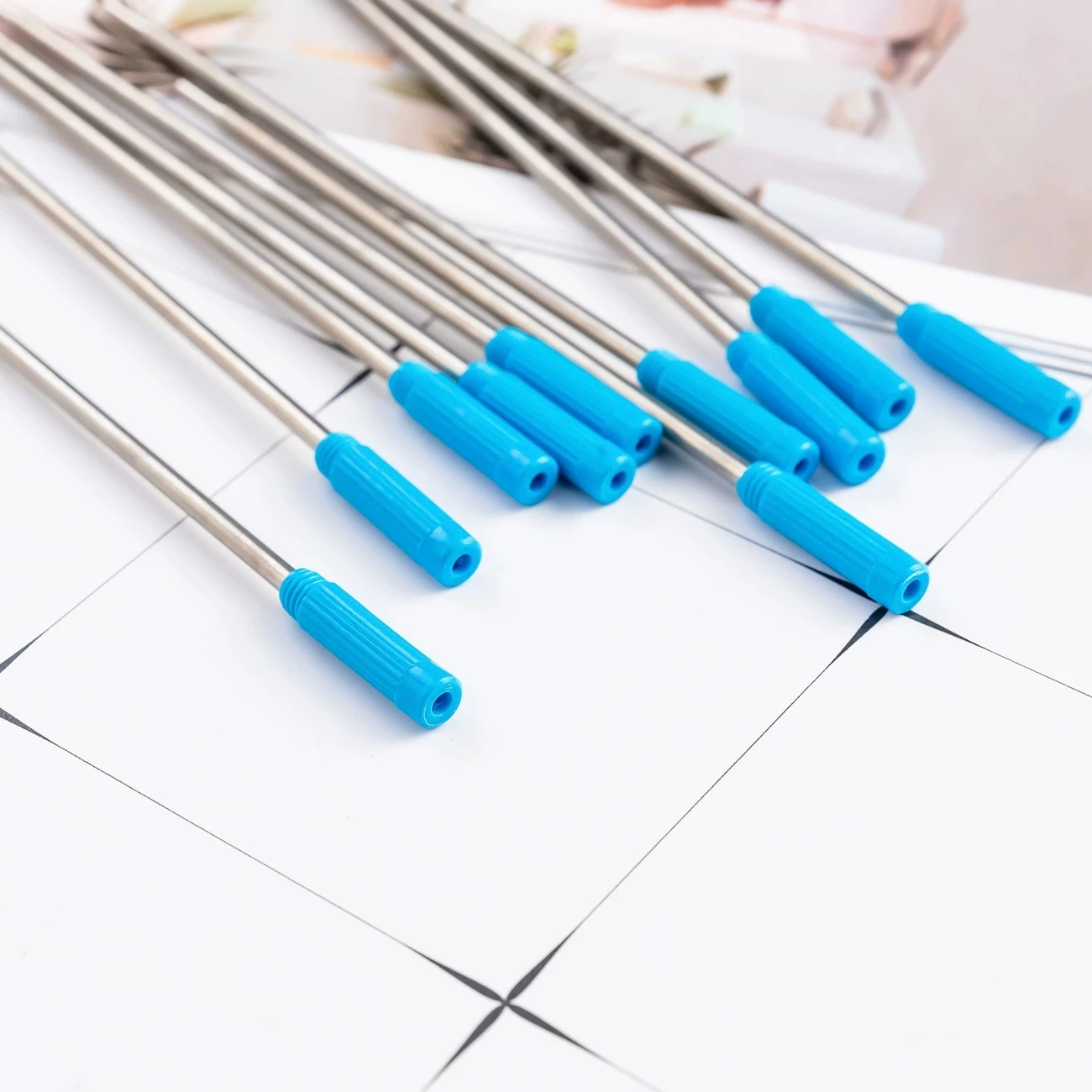 20/30 Stück kompatible Kugelschreiberminen, Stiftminen 1,0 mm mittlere Spitze schwarz und blau, Metallmine mit mittlerer Spitze – Detail 7