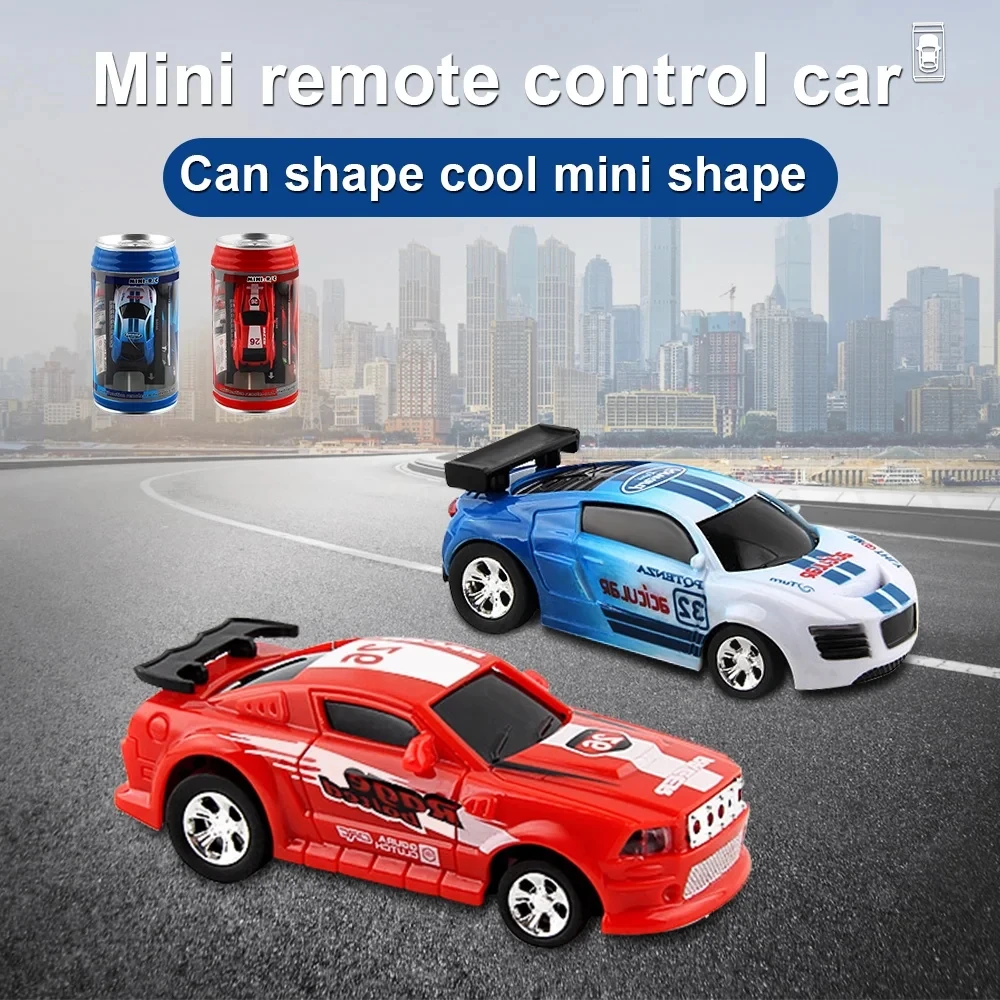 Gros plan sur la voiture RC 4x4 tout-terrain 2.4GHz rouge montrant ses pneus crantés et ses suspensions