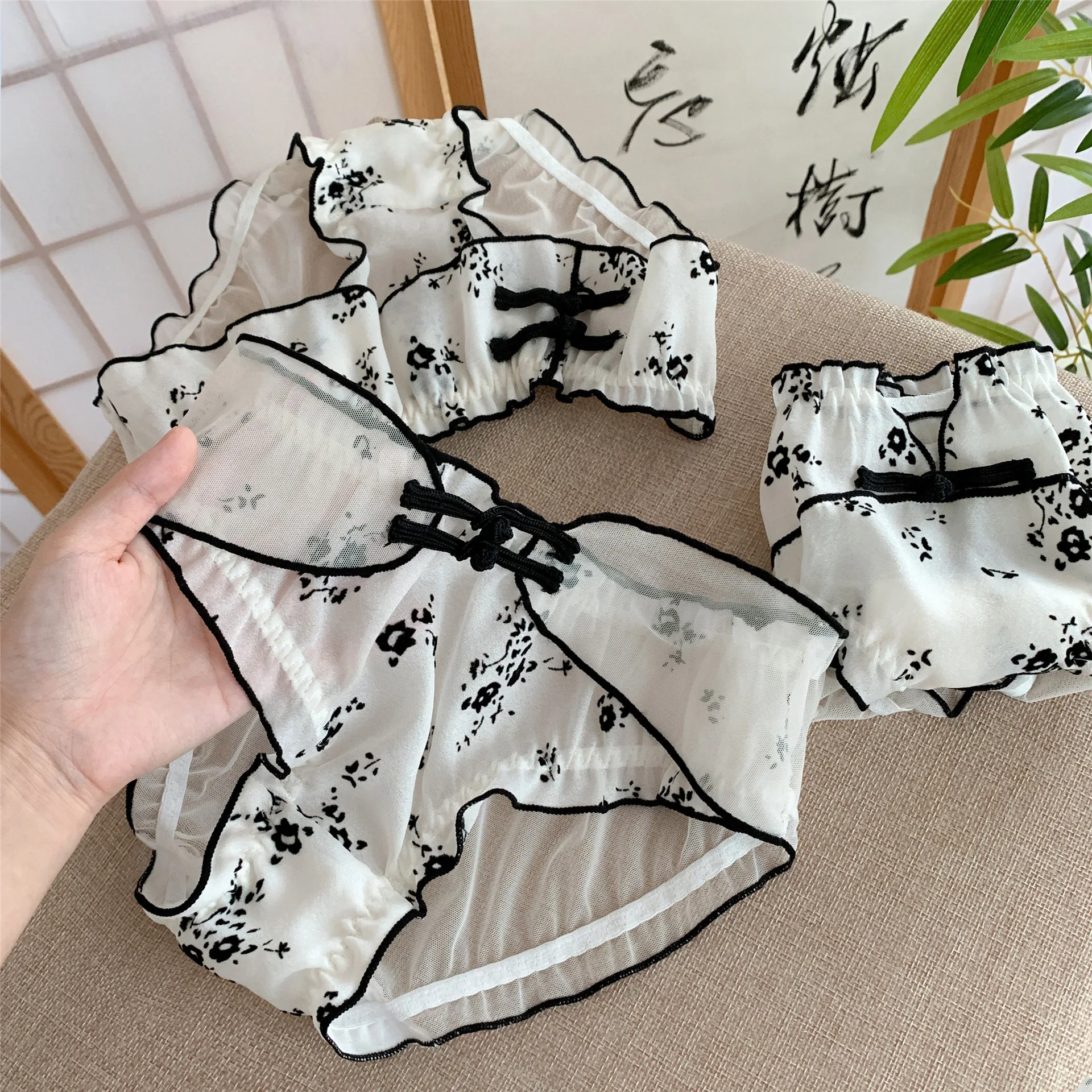 

Fashion Oriental Style Women Sexy Underpants Thin Sheer Gauze Hot Cheongsam Lace Mid-Waist Briefs