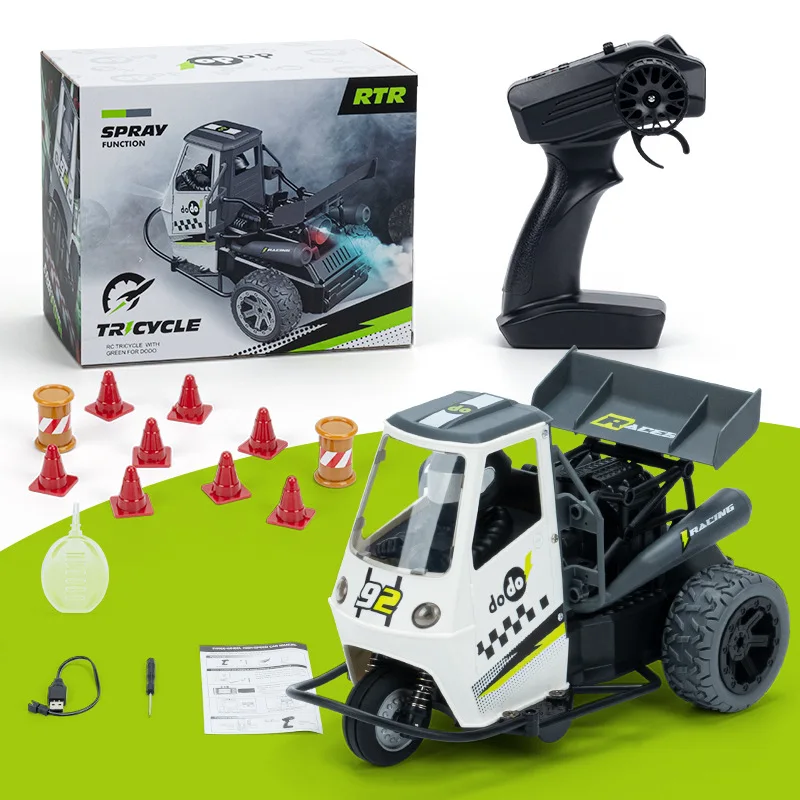 Gros plan sur la télécommande et le tricycle RC blanc, détails des roues et du châssis rapide.
