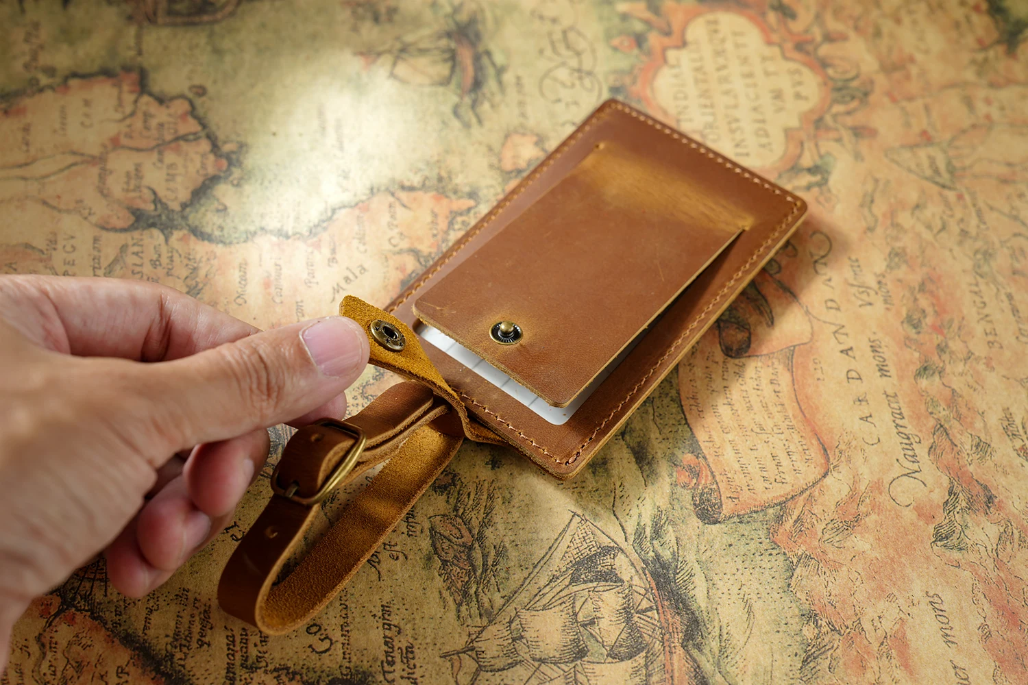 Vintage Leather Luggage Tag, Premium Full-Grain Leather Travel Tag, Creative Gift for Travelers, 11x7x5cm 40g