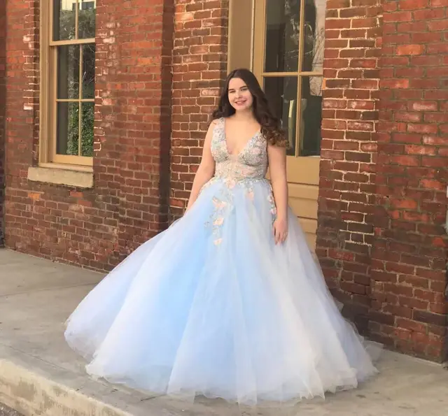 V Neck Tulle Prom Dresses 2025 Floral Embroidery Applique Ball Gown Quinceanera Dresses Party Dresses Luxury Dress 2