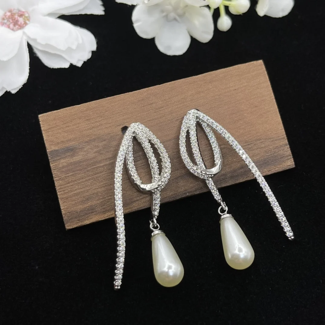 

Fashionable new geometric design hanging pearl earrings