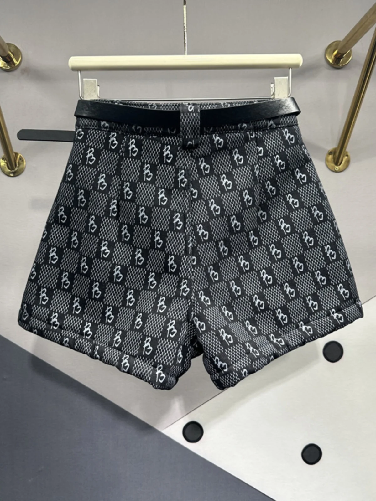 Women's Patch Pocket Denim Shorts Feminino 2024 Spring New European Woman Dark Black Slimming Printed Wide Leg Jean Hot Pants