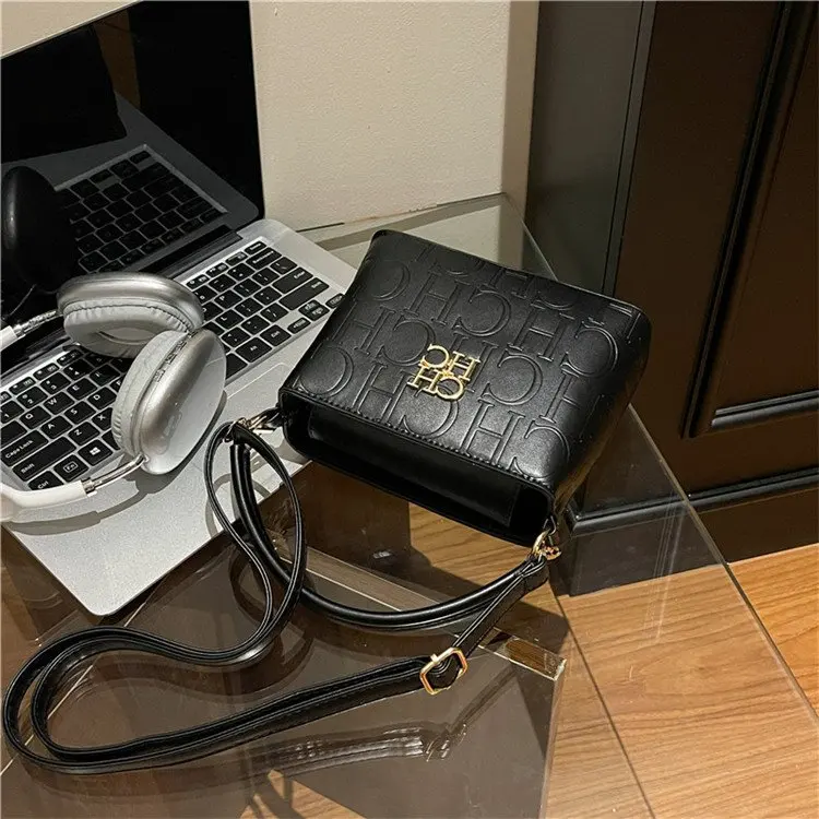 شنطة يد و كتف Shop1105357182 تصميم مونوغرام