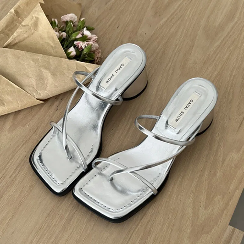 

Женские летние шлепанцы на среднем каблуке, с застежкой