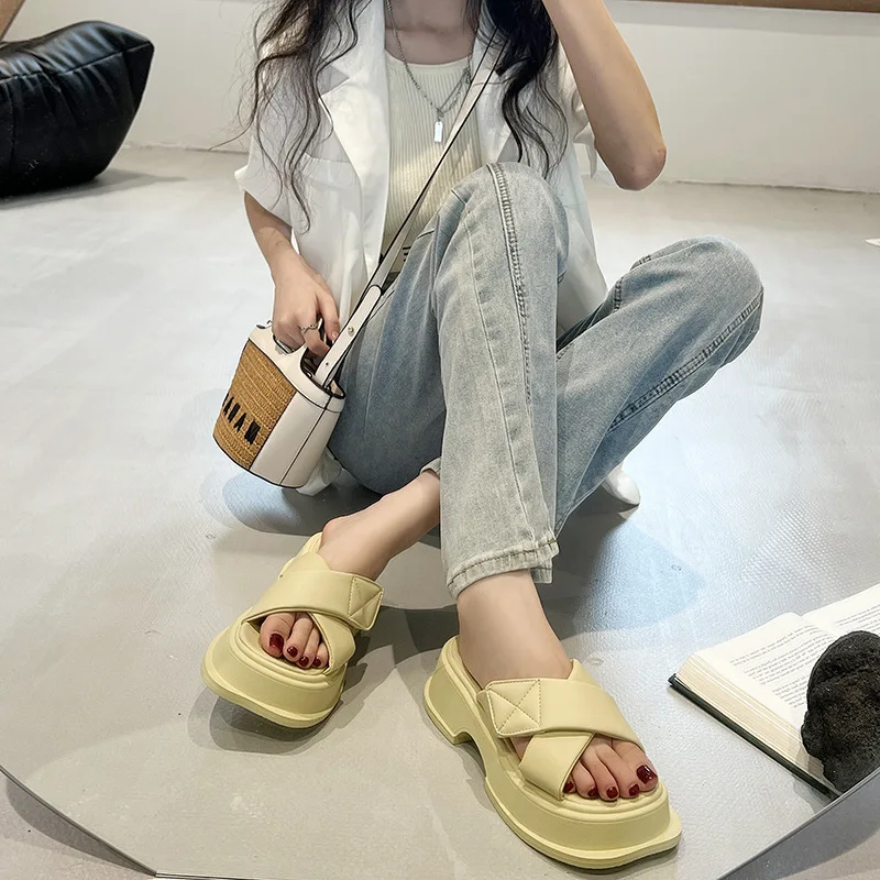 

Slippers for women's summer outing, Instagram Fairy style 2023 new niche thick soled cross strap Roman sponge cake cool slippers