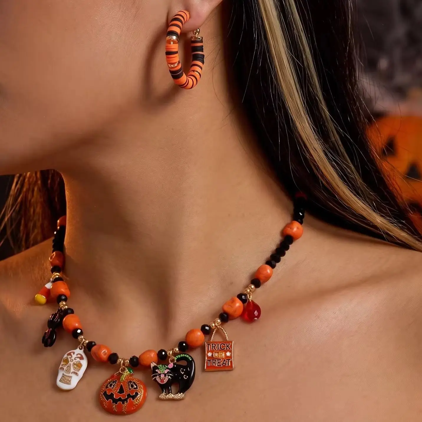 Niedliches Halloween-Emaille-Kürbis-Totenkopf-Halsketten- und Ohrring-Set für Damen, zarte Spinnen-Katzen-Creolen, Ketten-Feiertagsschmuck-Geschenk