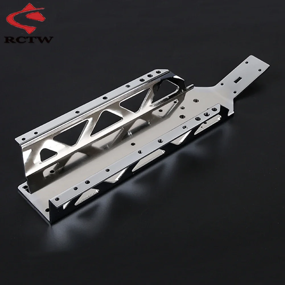 Gros plan sur le châssis scellé de la voiture RC 4x4 1/16 tout terrain, roues crantées et suspension.