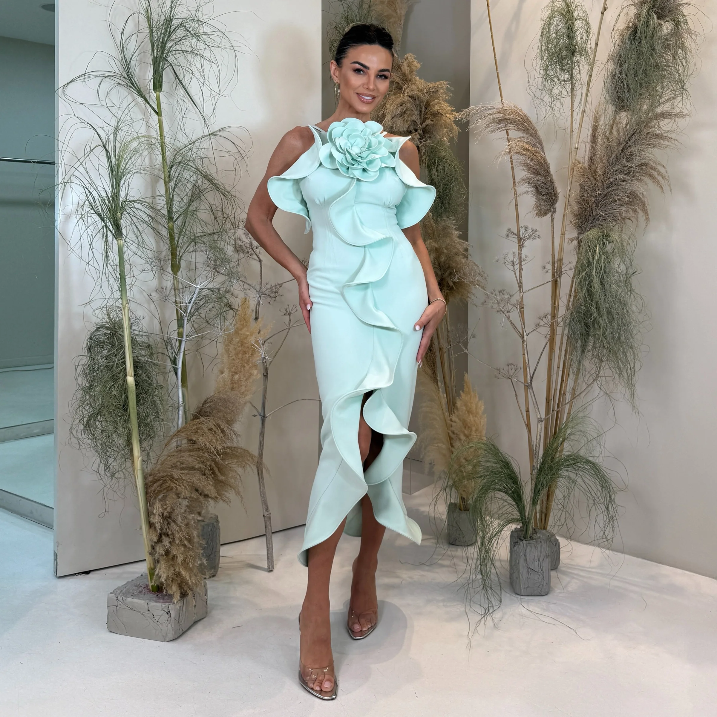 Elegante Abito Midi Verde Menta con Halter, Rose 3D e Volant, Spacco Alto, Vestito Formale Aderente per Cocktail Party e Serate, Realizzato su Misura