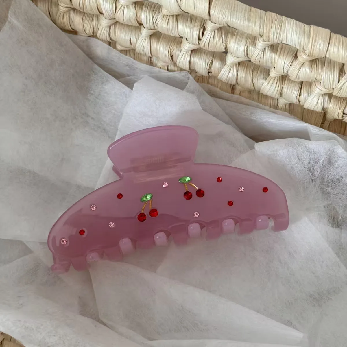 1 Stück Vielseitiger und schlichter „Ins Cherry“-Verschluss mit Diamantenbesatz, großformatiger, trendiger, leichter und frisch bedruckter, haifischförmiger Verschluss – Detail 7
