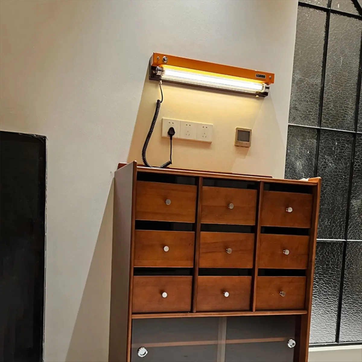 최신 예술 디자인 LED 벽등 스위치 디밍 신형 오렌지 블랙 메탈 클리어 아크릴 튜브 벽등 침실 거실 상점용