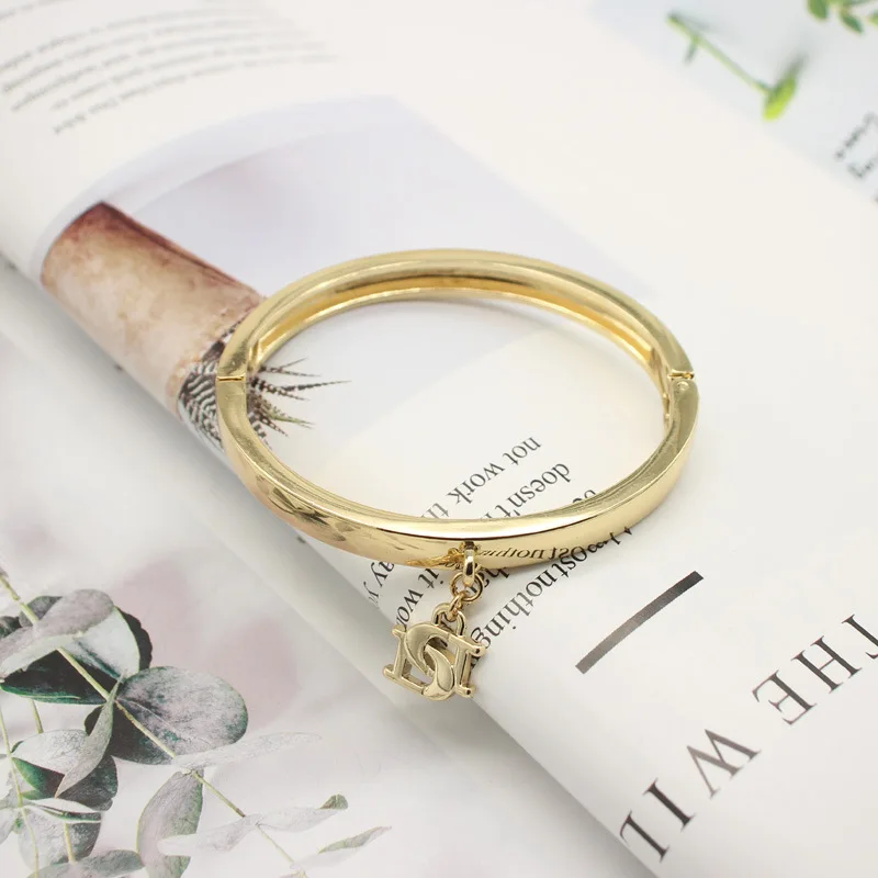 Simple Smooth Face Bracelet