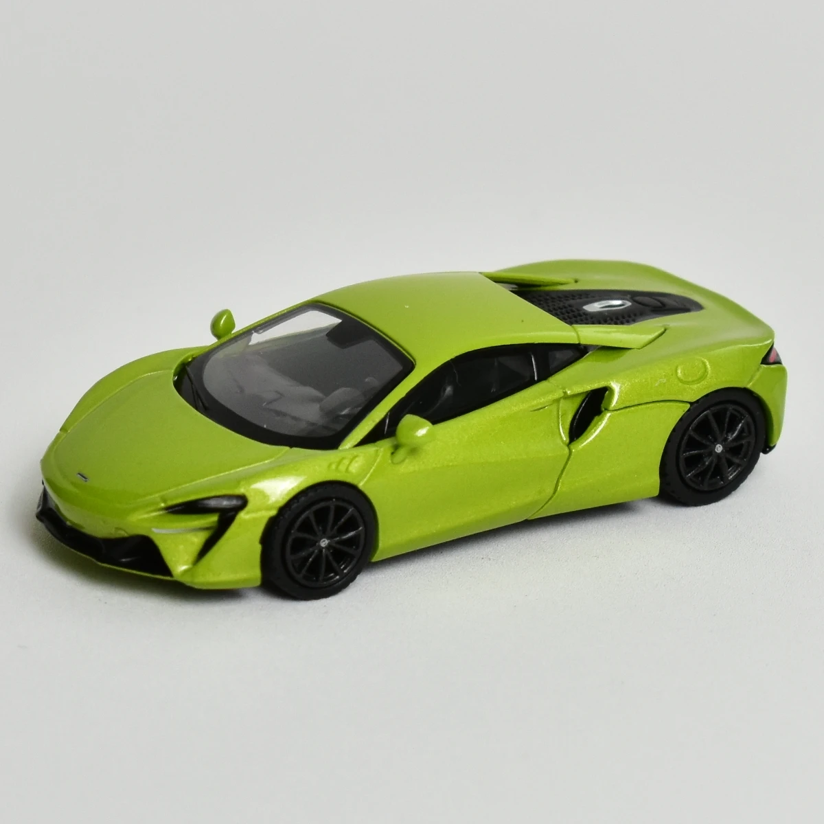 

Миниатюрная модель автомобиля McLaren Artura 496