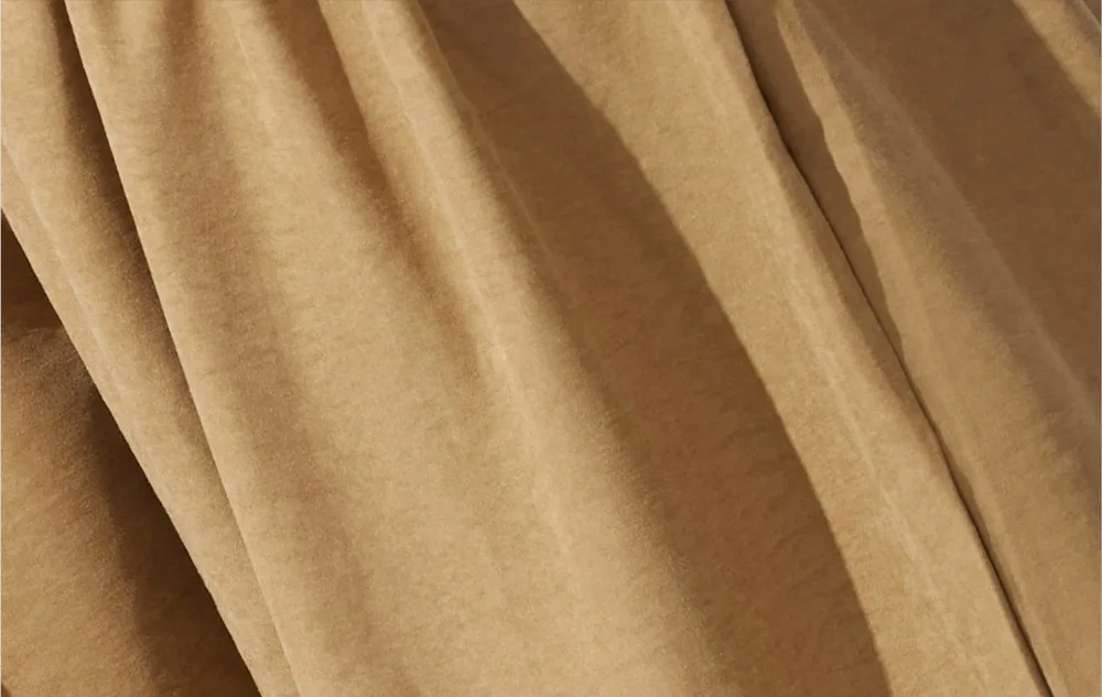 Women wearing lantern yoga pants fabric detail