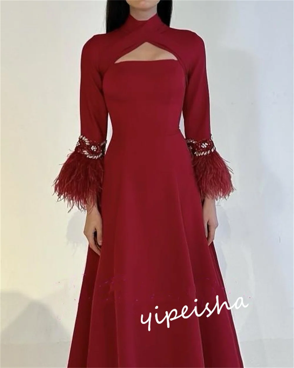 Рисунок 3 - Вечернее платье-трапеция с перьями