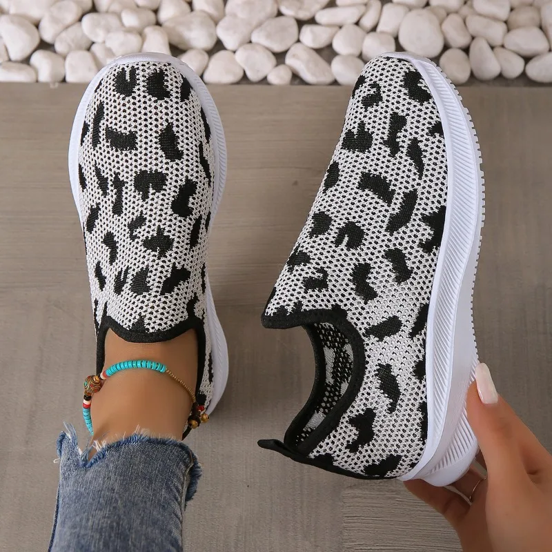 New Mix Color Soft Sole Sneakers for Women Autumn 2023 Slip-On Breathable Knitted Flat Shoes Woman Light Non-Slip Shoes