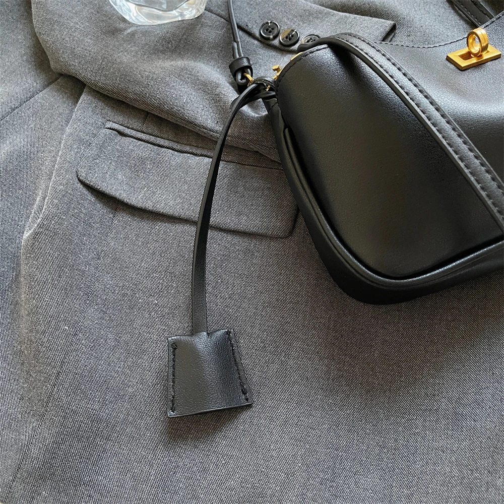 Luxury Women's Shoulder Bag With Dual Straps And Locker Closure_voghion.com