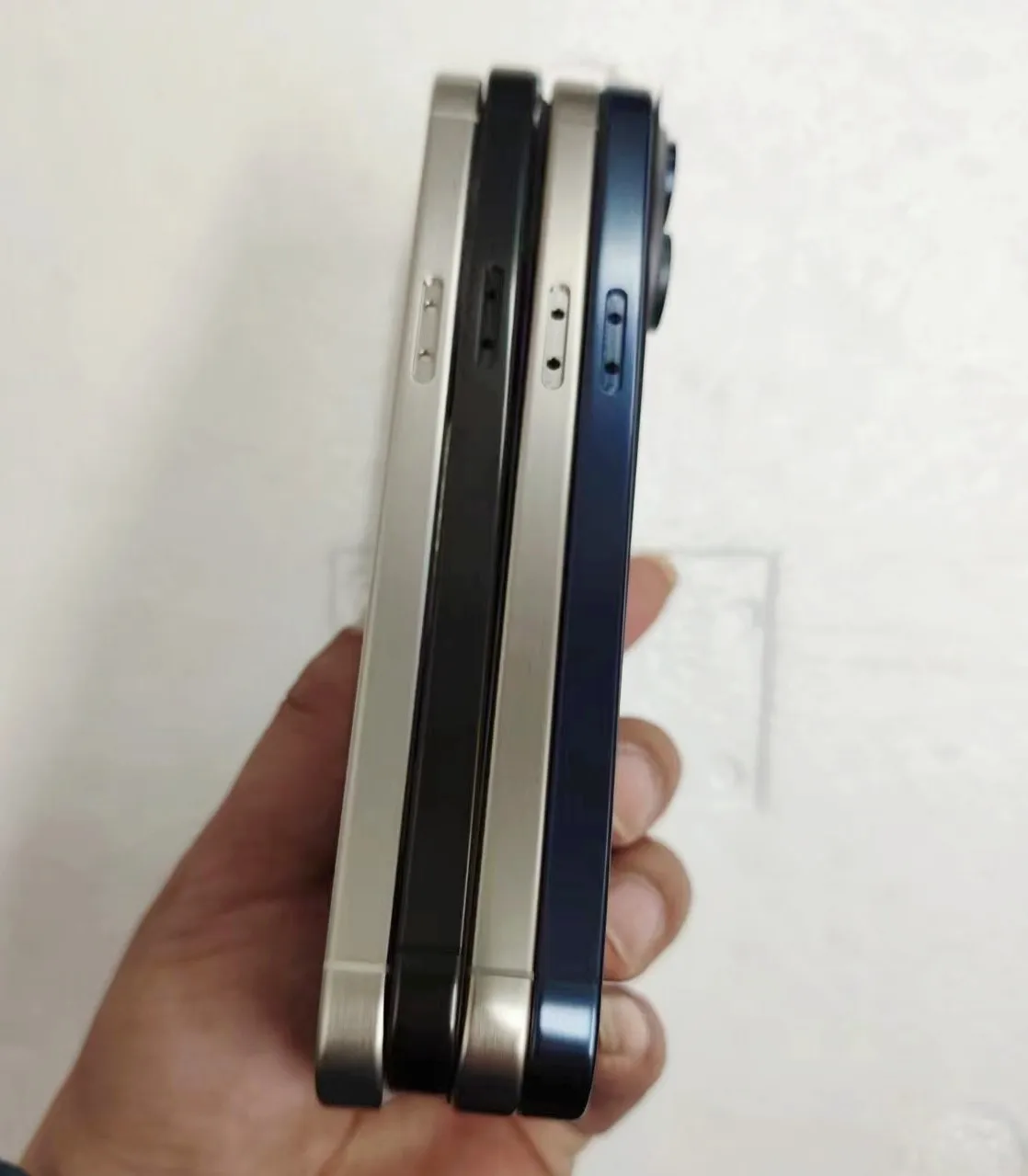 اطار كامل مع الجرم الداخلي والغطاء الخلفي للأيفون...