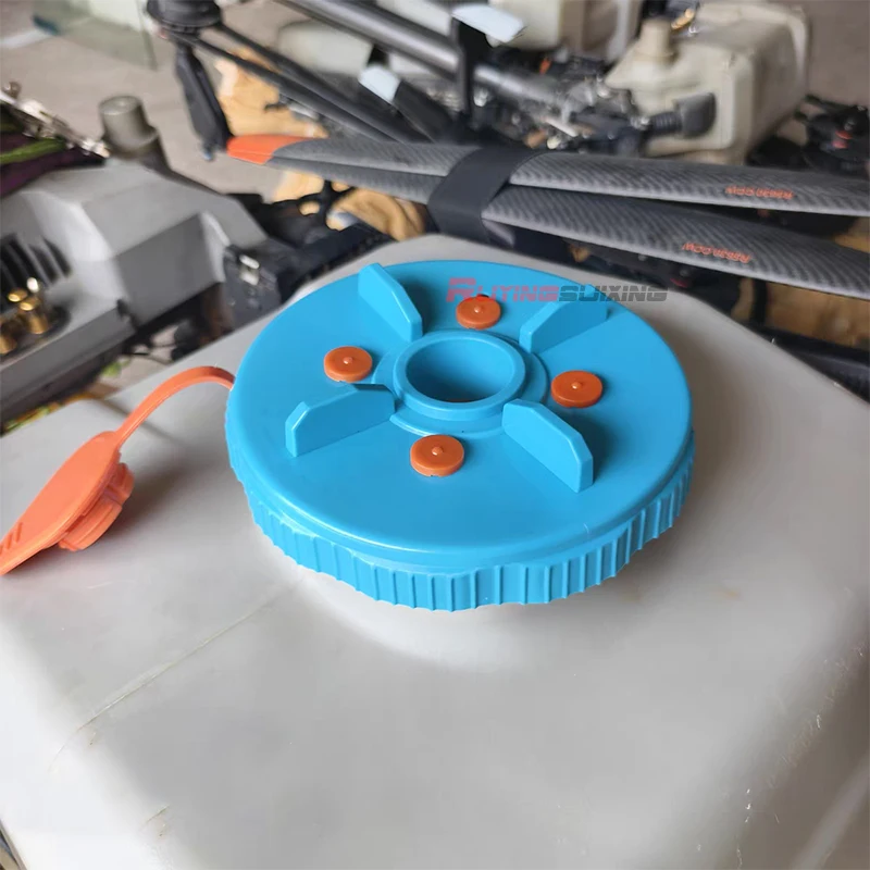 Vue détaillée du couvercle réservoir eau pour drone agricole DJI Agras T50, montrant les fixations et le joint.
