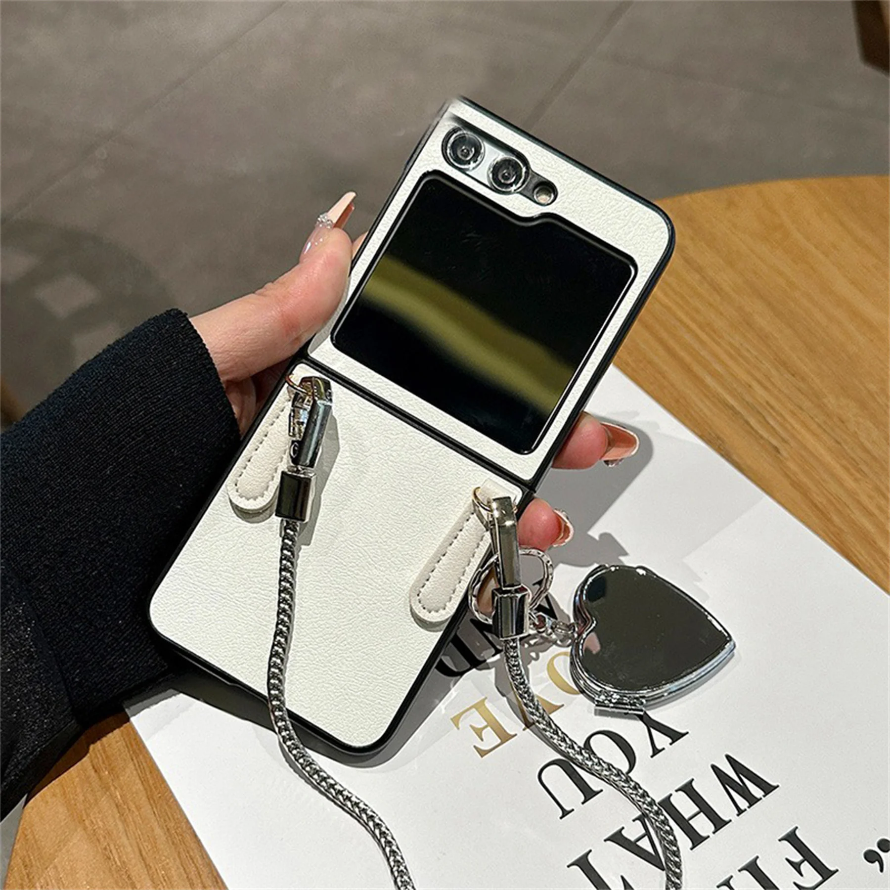 

Simple Senior Heart Mirror Charm Bracelet Chain Phone Case for Samsung Galaxy Z Flip 4 Z Flip5 Zflip3 Shockproof Back Cover