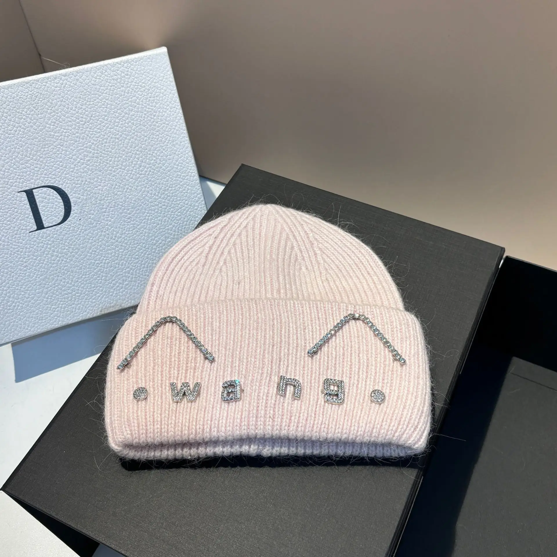 Inverno nuove lettere Wang orecchie di gatto carino pelliccia di coniglio cappello lavorato a maglia berretto caldo addensato all'aperto femminile
_voghion.com
