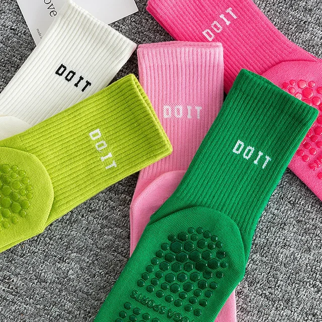1/4Pair Cotton Breathable Mid-calf Yoga Socks Solid Color Anti-slip Women Sports Socks Pilates Socks Dance Fitness Training Sock 2